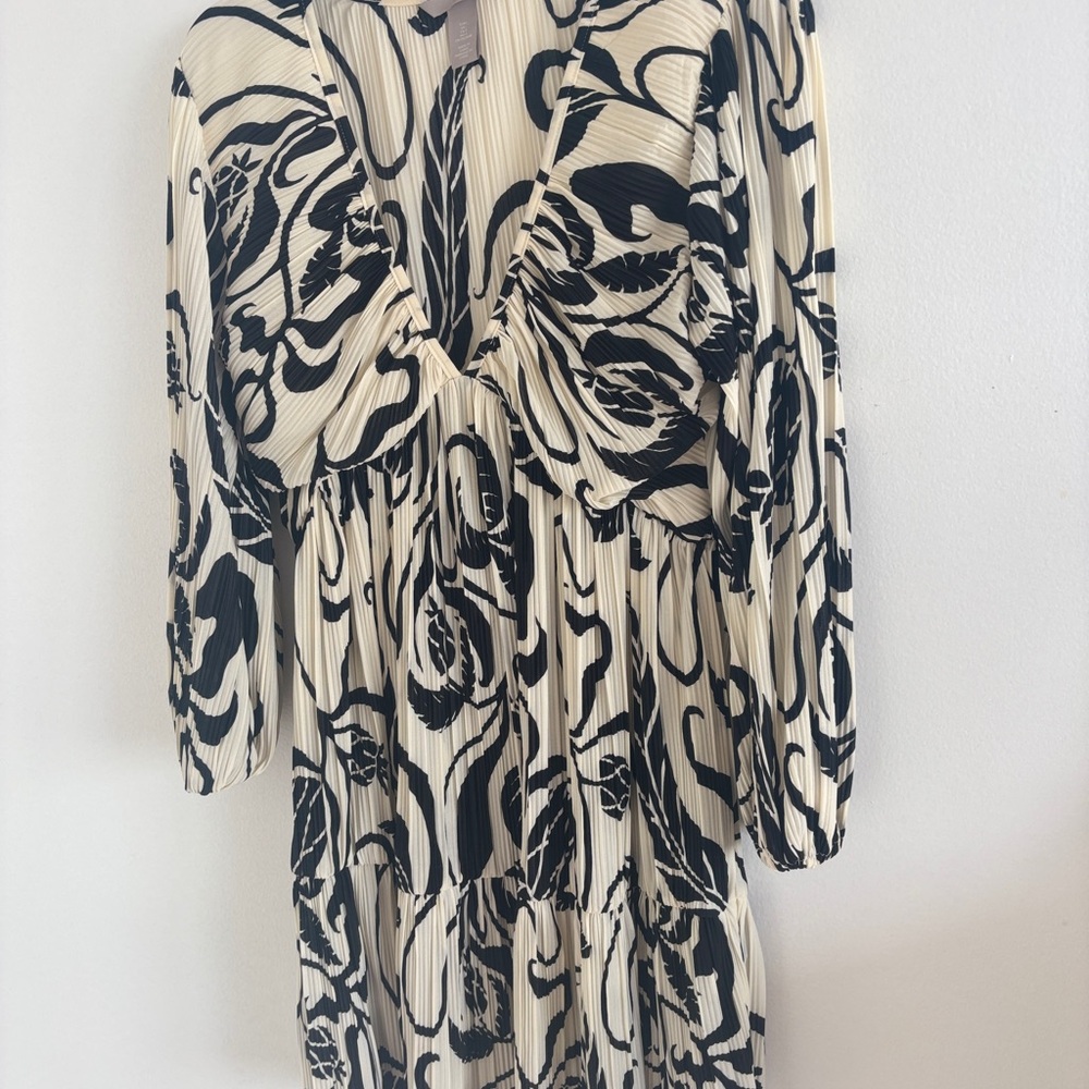 Elegant Black and White Patterned Dress